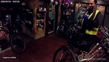 Ped&iacute_ un favor anal en una Tienda de Bicicletas Tuve sexo con el mec&aacute_nico adentro del taller