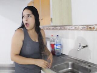 Miro a mi compañero de habitacion masturbandose y le pido que me deje ayudarlo iniciando con una buena mamada - Porno en Español