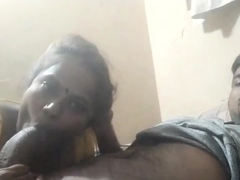 बिहारी चाची चूस रही है