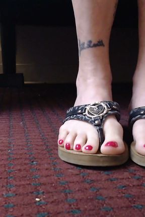 Red Nails Black Elegant Guess Flipflops