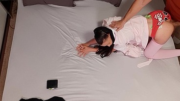 La chica del servicio de habitaciones me limpia la casa a fondo y quedo todo grabago