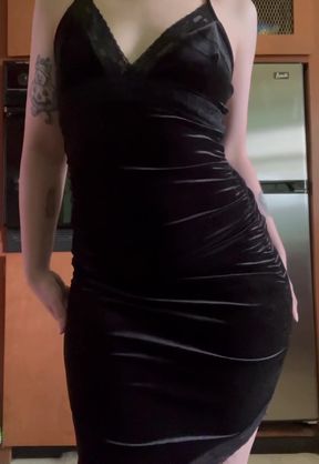 Amateur girl performs a sultry striptease focusing on her round ass.