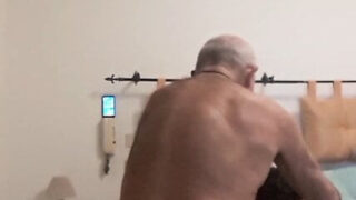 Amatérské mladé italské crossdresserské gay děvky se plní spermatem