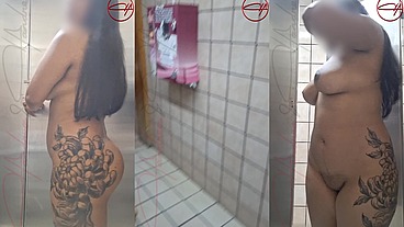 Me encuero en un baño publico esperando ser encontrada y castigada