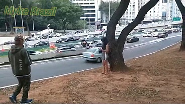 Estava andando em uma praça no centro de SP e conheci uma mulher carioca ela estava esperando uma amiga e eu covidei ela para ir na minha casa ela topou e rolou uma bricadeira de sexo