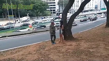 Estava andando em uma praça no centro de SP e conheci uma mulher carioca ela estava esperando uma amiga e eu covidei ela para ir na minha casa ela topou e rolou uma bricadeira de sexo