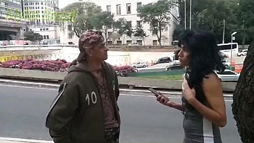 Estava andando em uma praça no centro de SP e conheci uma mulher carioca ela estava esperando uma amiga e eu covidei ela para ir na minha casa ela topou e rolou uma bricadeira de sexo