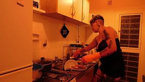 puta ,ama de casa es recojida por el culo, en la cocina, hasta que le sale la leche del culo y se mea del placer