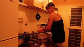puta ,ama de casa es recojida por el culo, en la cocina, hasta que le sale la leche del culo y se mea del placer