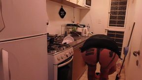 puta ,ama de casa es recojida por el culo, en la cocina, hasta que le sale la leche del culo y se mea del placer