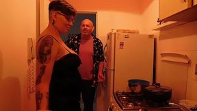 puta ,ama de casa es recojida por el culo, en la cocina, hasta que le sale la leche del culo y se mea del placer