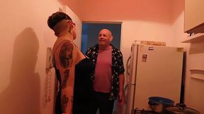 puta ,ama de casa es recojida por el culo, en la cocina, hasta que le sale la leche del culo y se mea del placer