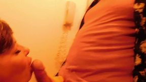 puta ,ama de casa es recojida por el culo, en la cocina, hasta que le sale la leche del culo y se mea del placer
