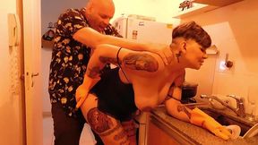 puta ,ama de casa es recojida por el culo, en la cocina, hasta que le sale la leche del culo y se mea del placer