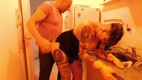 puta ,ama de casa es recojida por el culo, en la cocina, hasta que le sale la leche del culo y se mea del placer