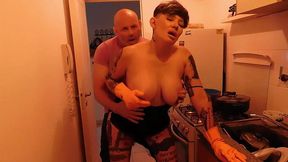 puta ,ama de casa es recojida por el culo, en la cocina, hasta que le sale la leche del culo y se mea del placer