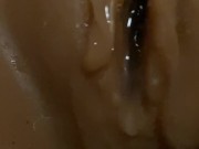 Je m’amuse avec ma jolie poupée sperme sur ça chatte