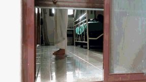 Looking under the door  MP4(1920x1080)FHD