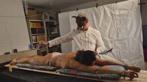 Prof. Keilers KitzelSpa 2: Stimulierende Kitzelmassage auf der Bank Facedown