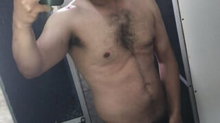 Un ours amateur se fait défoncer le cul par une grosse bite dans une scène de masturbation et de branlette en solo avec une énorme éjaculation.