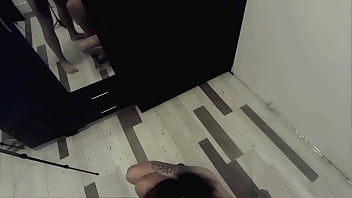 Die Sklavin trinkt gelbe Pisse aus dem Trichter