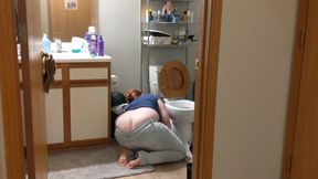 Female plumber's buttcrack