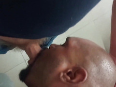 trabalhador fazendo banheirao