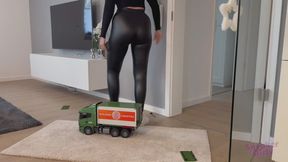 Sneaker-Girl Mia Moon - Big Toy Truck Crush
