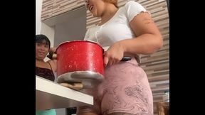 Chamei minha amiga da Buceta grande pra me ajudar no almo&ccedil_o