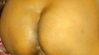 Ragazza indiana con grande clitoride che si masturba