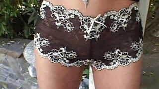 Adolescenta brunetă Monique Madison, mică, primește o dublă penetrare și ejaculează în gură într-un trio anal sălbatic