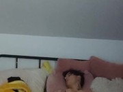 Homme trans se masturbe avec plusieurs jouets