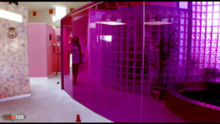 Wielka dupa Vida Valentine ssie kutasa BBC Briana Pumpera, zanim ten pieprzy ją w pozycji misjonarskiej i wypełnia spermą