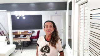 Un tipo golpea el culo apretado de Karla Insatiable y la llena con una creampie pegajosa