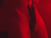 Placer bajo las luces rojas.