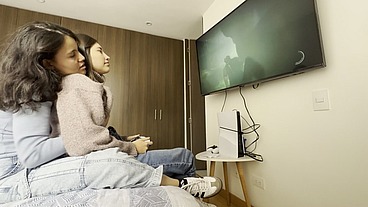Me encanta que mi vecina me meta la lengua mientras jugamos videojuegos