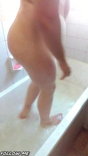 Sexy Daddy Hunk Jacks off and Show Hot Body in Bathtub