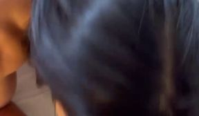 duas morenas gostosas chupando rola