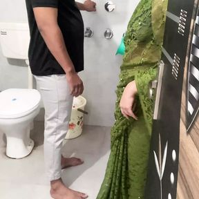 Plumber Ne kaha Bhabhi Apki jaisi Aurat ka to mai Pura Paani Pee jaau agar saath do