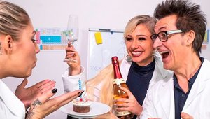 Hitzefrei - Mia Blow shows big pussy on the table