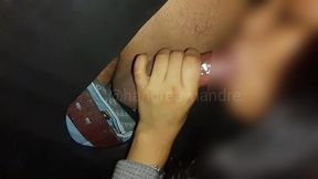 mi novia se la chupa a desconocidos en el gloryhole hasta que se vienen en su boca