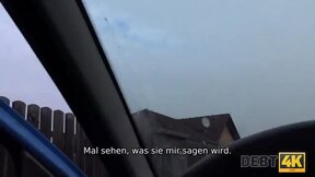 DEBT4k. Muskulöser Mann schlägt jungen entzückenden Schuldner, der keinen J