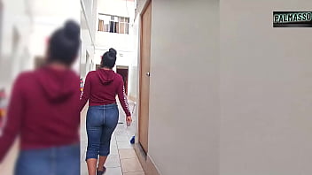 En la calle mujer casada de co&ntilde_o peludo encuentra y lleva a su amante a un motel para tener sexo, Ella gime de placer y dolor cuando la folla y tiene orgasmos al mismo tiempo que su amante