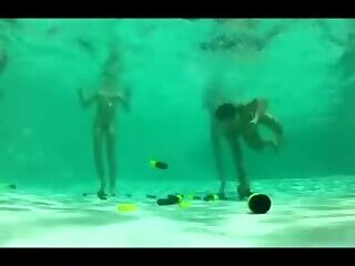 Sexe en groupe à la piscine