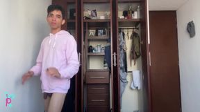 Muscled Guy Has a Big Pack Between His Legs