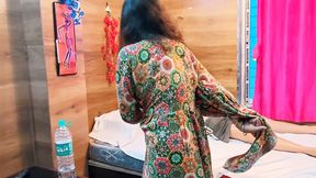 Asian Desi Video. Doctor Ne Staff ke Sath Sex Kiya, Or Land Ko Chata.