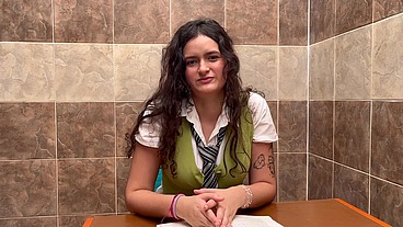 Estudiante de tetas grandes se follo a su maestro para aprobar economía