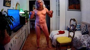 Una puta desnuda con pinzas en las tetas