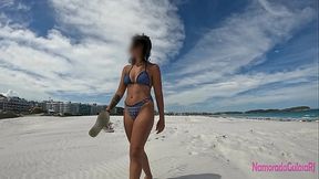 Novinha bronzeada ficou excitada na praia e veja o que aconteceu