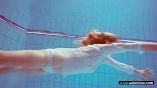 Cute Melissa plays underwater